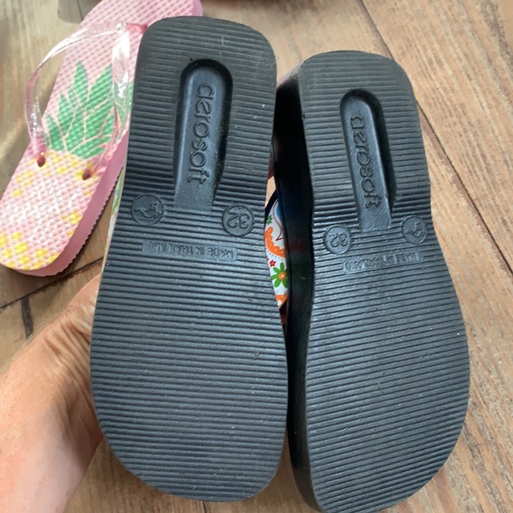 One pair of size 1/2 sandals girls preowned - Picture 4 of 9